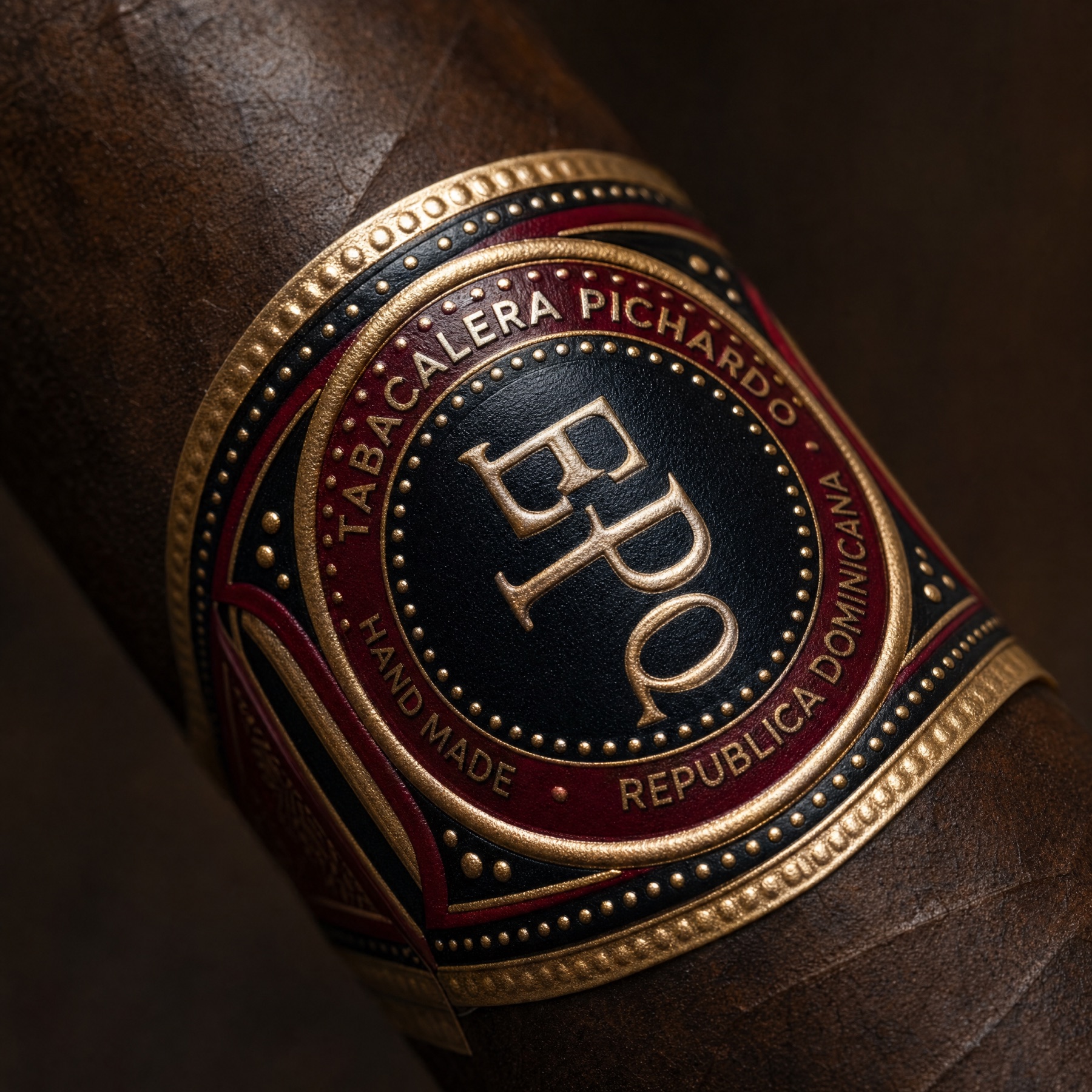 The Educator — macro of the burgundy and gold EPQ band on its Mexican San Andrés wrapper